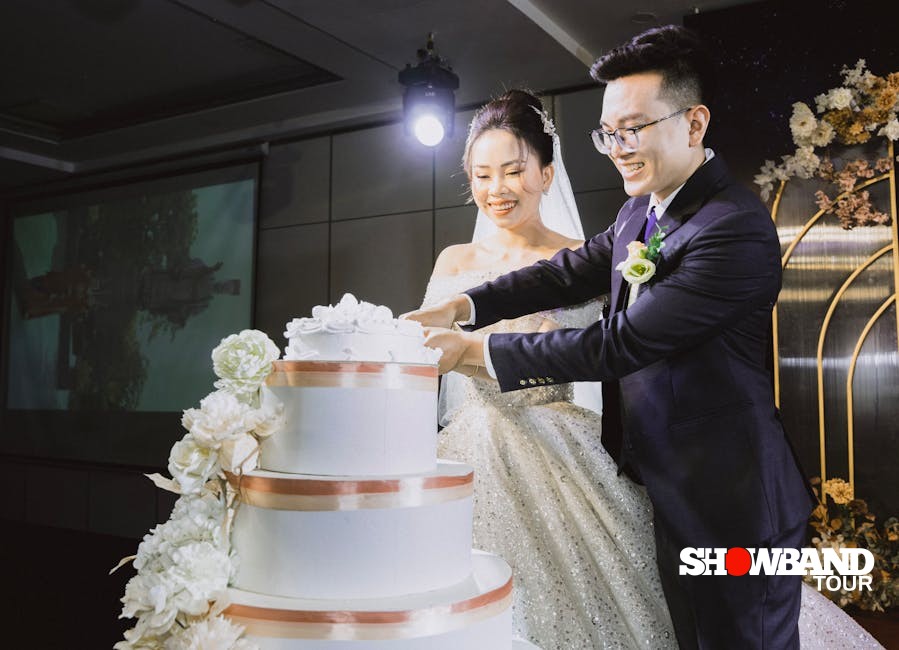 wedding cake cutting ceremony